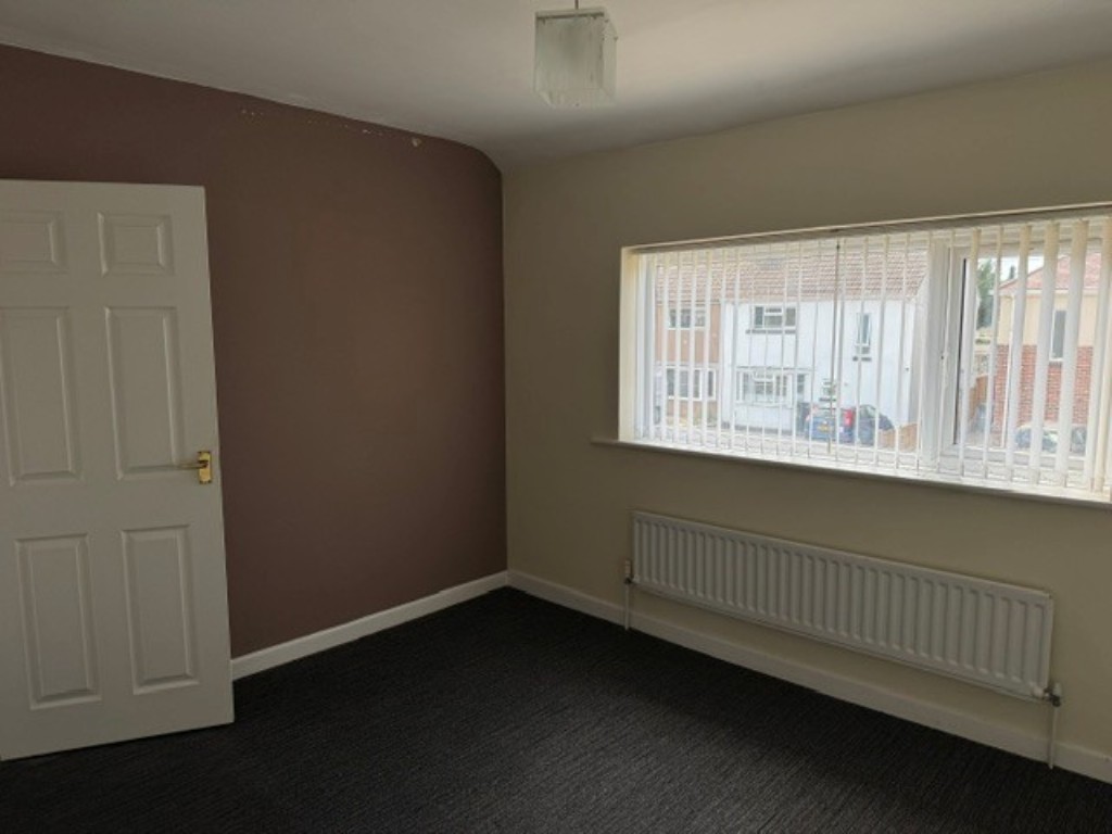 Lot: 228 - HOUSE WITH STRUCTURAL ISSUES FOR IMPROVEMENT - Reverse angle of the main bedroom